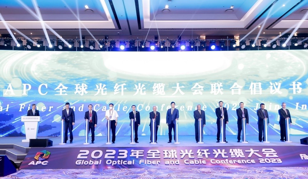 信巅峰对决，中天科技与光迅科技正酣,信行业对比图,中天科技和光迅科技对比,第1张